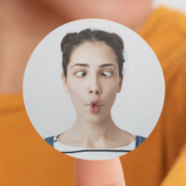 Laden Sie Ihr lustiges Gesichtsfoto Selfie hoch Runder Aufkleber