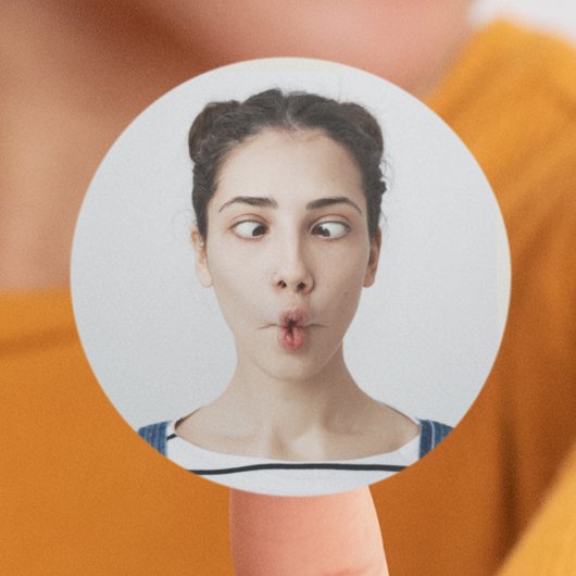 Laden Sie Ihr lustiges Gesichtsfoto Selfie hoch Runder Aufkleber