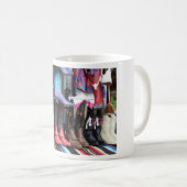 "Lädt" Kaffee-Tasse auf Tasse (VorderseiteRechts)