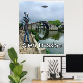 Lady Alien auf dem Handy während der Invasion der Poster (Heimbüro)