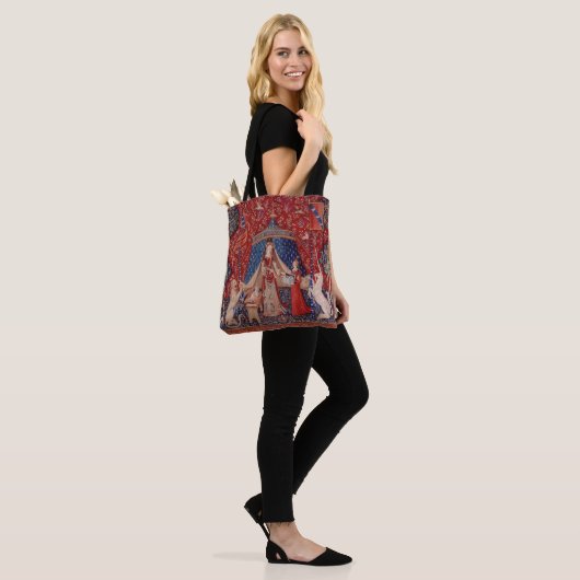 Lady and Unicorn Mittelalterliche Tapestry Tasche (Am Model)