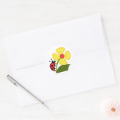 Lady Bug auf der Gelben Blume Runder Aufkleber (Umschlag)