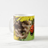 Lady bug on Dandelion Kaffeetasse (Vorderseite Links)