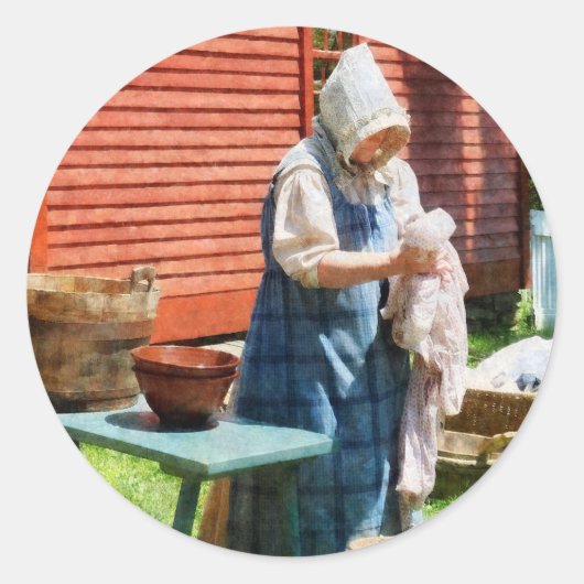 Lady Doing Wäsche Runder Aufkleber (Vorderseite)