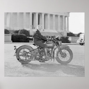 Lady fährt Motorrad, 1937. Vintage-Foto Poster