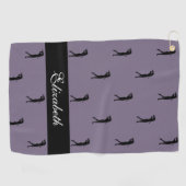 Lady Golfer benutzerdefiniertes Namensmuster Lila  Golfhandtuch (Horizontal)