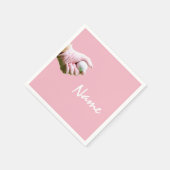 Lady Golfer hält Golfball auf rosa Golf Serviette (Ecke)