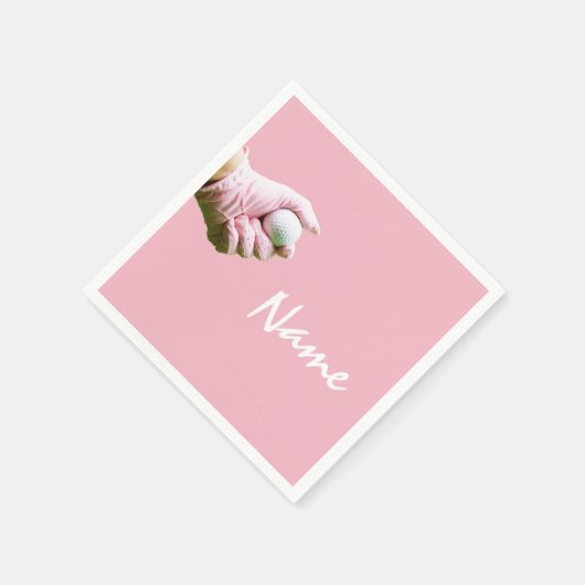 Lady Golfer hält Golfball auf rosa Golf Serviette (Ecke)