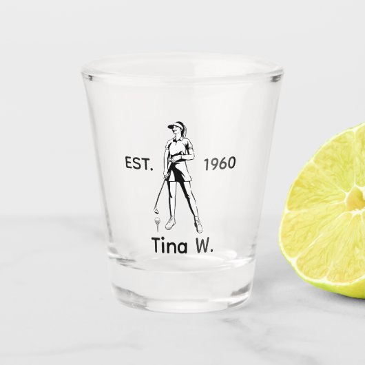 Lady Golfer Personalisierter Name und Jahr Whiskey Schnapsglas (Vorderseite)