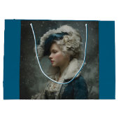 Lady im Winter Große Geschenktüte (Rückseite)