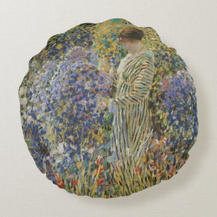 Lady in a Garden von Frederick Frieseke, Fine Art Rundes Kissen