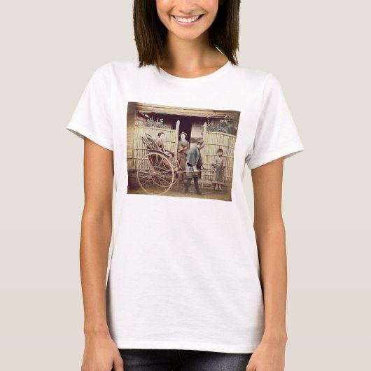 Lady in a Rickshaw, c.1890s (farbiges Foto) T-Shirt (Vorderseite)