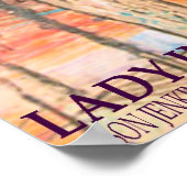 Lady in einem Lila Kleid Poster (Ecke)