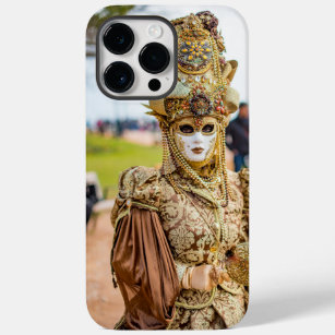 Lady in goldener Tracht und Maske Case-Mate iPhone 14 Pro Max Hülle