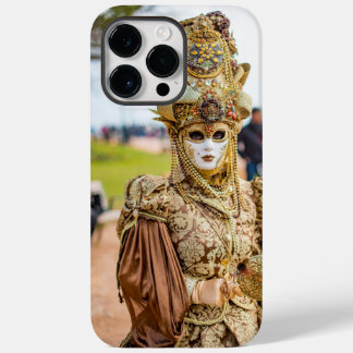 Lady in goldener Tracht und Maske Case-Mate iPhone 14 Pro Max Hülle