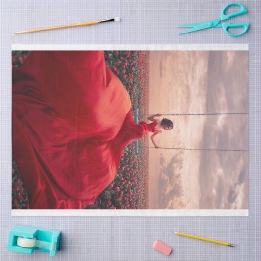 Lady in Red Swinging über Rose Seidenpapier (Basteln)