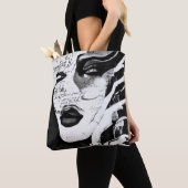 Lady in Schwarz-Weiß Tasche (Von Nahem)