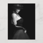 Lady in schwarzer Postkarte (Vorderseite)
