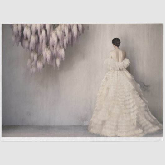 Lady in Weiß mit Wisteria Florals Portrait Art Seidenpapier (Vorderseite)