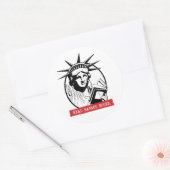 Lady Liberty liest verbotene Bücher Runder Aufkleber (Umschlag)