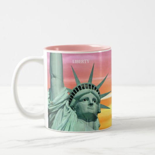 Lady Liberty on Pink Sky Zweifarbige Tasse (Links)