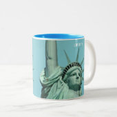 Lady Liberty on Sky Blue Zweifarbige Tasse (VorderseiteRechts)