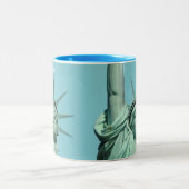 Lady Liberty on Sky Blue Zweifarbige Tasse (Mittel)