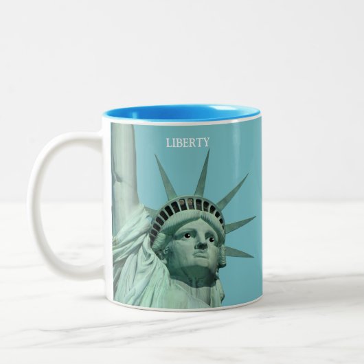 Lady Liberty on Sky Blue Zweifarbige Tasse (Links)
