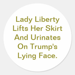 Lady Liberty pinkelt auf Trump Hankamer Artjunkhau Runder Aufkleber