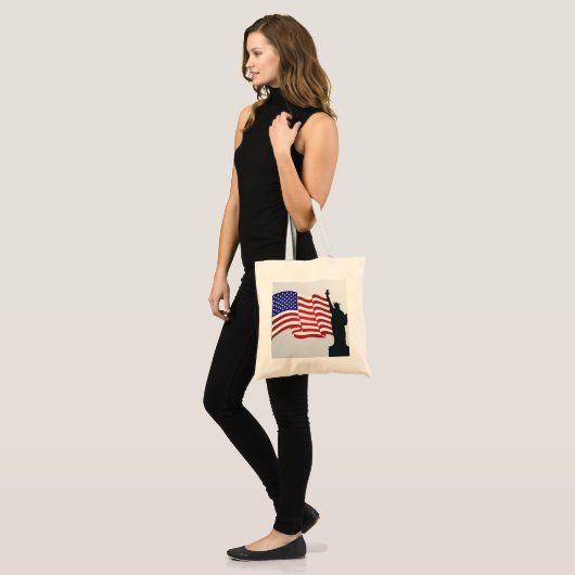 Lady Liberty und amerikanische Flagge Tragetasche (Vorderseite (Model))