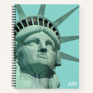 Lady Liberty und Monogramm auf hell türkisem Notiz Notizblock