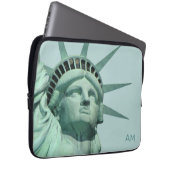 Lady Liberty und Monogramm auf Hellblau Laptopschutzhülle (Vorne Rechts)
