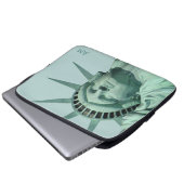 Lady Liberty und Monogramm auf Hellblau Laptopschutzhülle (Vorne Knopf)