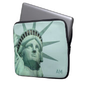 Lady Liberty und Monogramm auf Hellblau Laptopschutzhülle (Vorderseite Links)