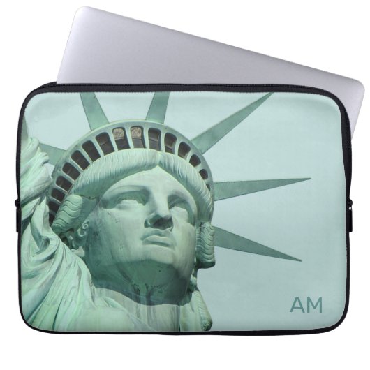 Lady Liberty und Monogramm auf Hellblau Laptopschutzhülle (Vorderseite)