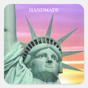 Lady Liberty und Sonnenaufgang handgefertigt Quadratischer Aufkleber