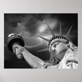 Lady Liberty unter dem stürmischen Himmel Poster