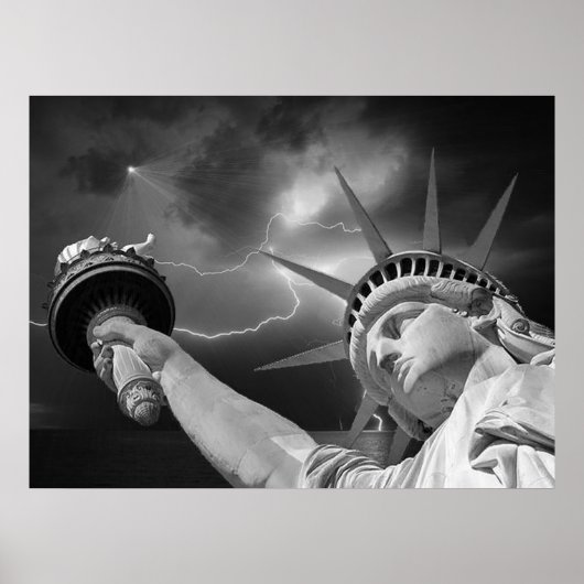 Lady Liberty unter dem stürmischen Himmel Poster (Vorne)