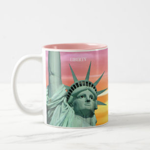 Lady Liberty vor rosafarbenem Himmel Zweifarbige Tasse
