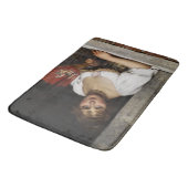 Lady mit einem roten Fan (von Eugene de Blaas) Badematte (Schrägansicht)