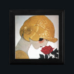LADY MIT ROTE ROSE ERINNERUNGSKISTE<br><div class="desc">Lebhafte,  klassische französische Art Deco High Mode Illustration. Porträt einer wunderschönen jungen Frau,  die einen goldenen Hut mit Blume trägt,  Schwarz-weiße,  gelbe,  graue Farben. Cooles,  modernes und künstlerisches Design.</div>