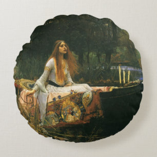 Lady of Shalott auf einem Boot von John William Wa Rundes Kissen