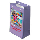 " LADY RETIRED AM STRAND " KLEINE GESCHENKTÜTE (Rückseite Schrägansicht)