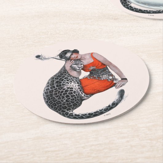 Lady und Leopard Runder Pappuntersetzer (Angewinkelt)