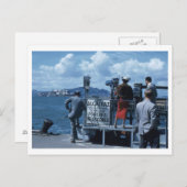 Lady Views Alcatraz Thru Telescope 1950s Retro Postkarte (Vorne/Hinten)