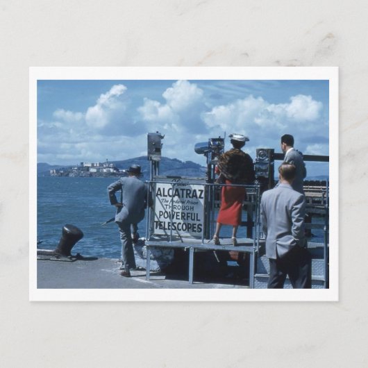 Lady Views Alcatraz Thru Telescope 1950s Retro Postkarte (Vorderseite)