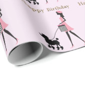 Lady wandelt schwarze Poodle Glücklich Geburtstag Geschenkpapier (Rolleneckpunkt)