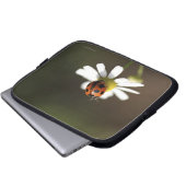 Ladybird auf der Chamomile-Blume Laptopschutzhülle (Vorne Knopf)