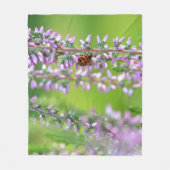 Ladybird auf violetten Blumen Fleecedecke (Vorderseite)