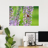 Ladybird auf violetten Blumen Poster (Heimbüro)